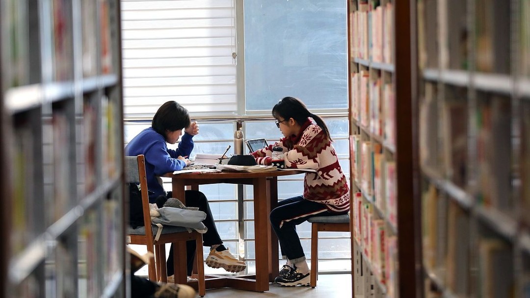 学生在图书馆整理资料