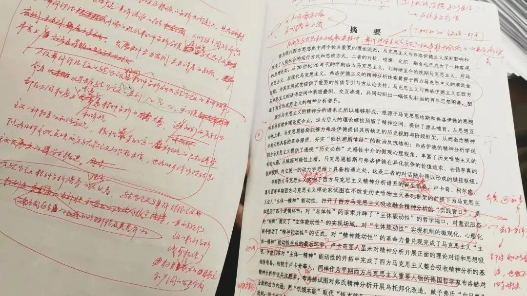 学生用红笔在打印稿上修改批注