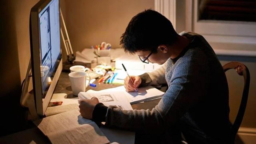 学生在自习室复习