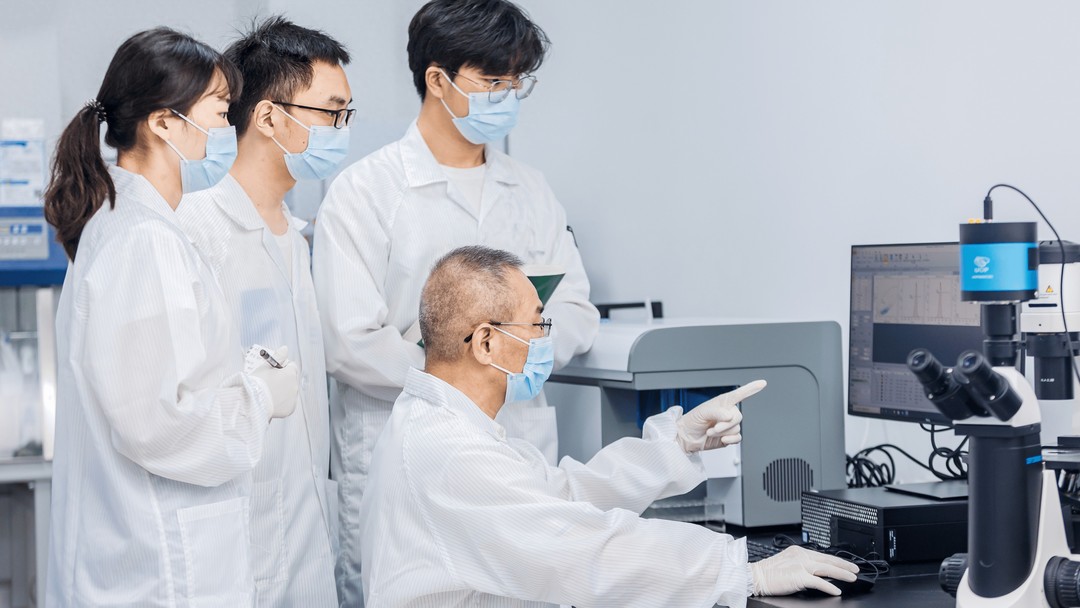 科研人员在实验室操作大型分析仪器
